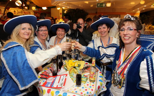 Einen toast auf die Bielsteiner Prinzessin Sandra (r.), die gleichzeitig ihren Geburtstag feierte. (Foto: OBK)