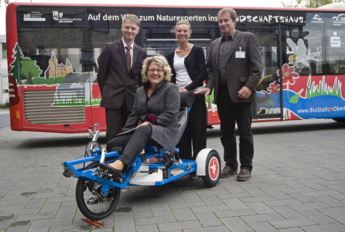 Wissenschaftsministerin Svenja Schulze war beeindruckt von der Präsentation des zdi-Zentrums investMINT Oberberg durch Kerstin v. Scheidt, Koordinatorin im zdi-Zentrum, Christian Brand, Geschäftsführer Stiftungen der Kreissparkas-se Köln und Volker Dichmann, Bergischer Abfallwirtschaftsverband auf dem zdi-Forum 2012 in Köln. (Foto: OBK)