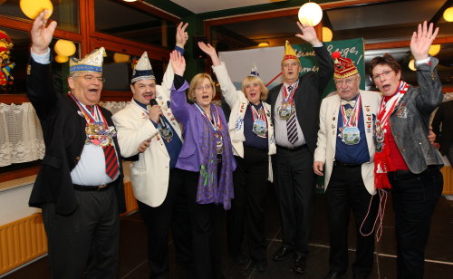 Landrat Hagen Jobi (l.) und seine Stellvertreter Ursula Mahler (3.v.l.), Prof. Dr. Friedrich Wilke (5.v.l.) und Monika Hüttenmeister (r.)