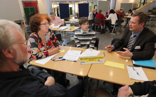 Ein großes Altersspektrum an interessierten Bürgern fand sich beim Bürgerdialog ein. (Foto: OBK)