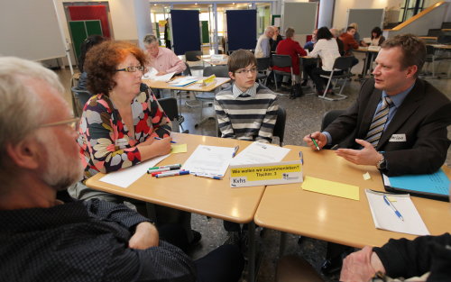 Ein großes Altersspektrum an interessierten Bürgern fand sich beim Bürgerdialog ein. (Foto: OBK)