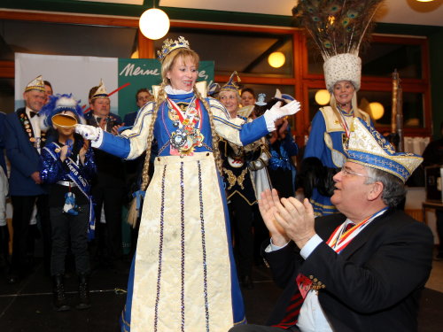 Landrat Hagen Jobi liegt der Jungfrau Katja von der KG Tolle 11 zu Füßen. (Foto: OBK)