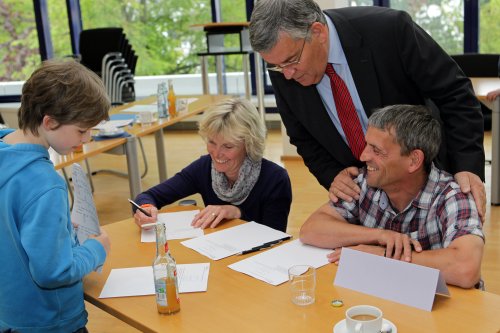 Landrat Hagen Jobi und die Eltern der Sieger zeigten sich beeindruckt über die Rechenkünste der Kinder. (Foto: OBK) Landrat Hagen Jobi und die Eltern der Sieger zeigten sich beeindruckt über die Rechenkünste der Kinder. (Foto: OBK)
