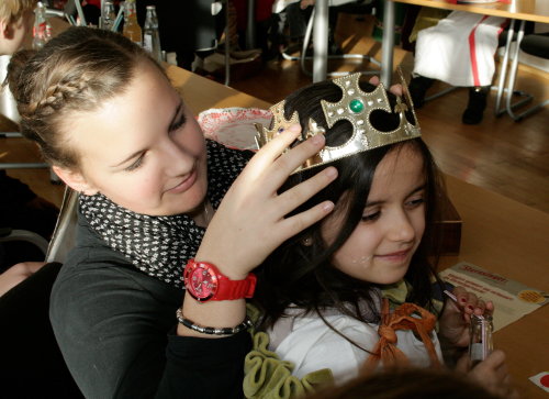 Die kleinen Sternsinger lassen sich einkleiden. (Foto: OBK)