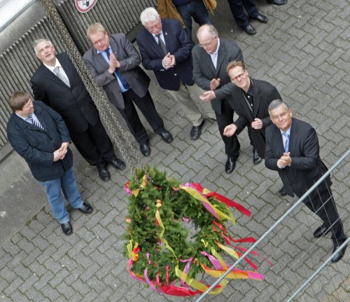 Der Richtkranz für den Erweiterungsbau wird hochgezogen (Foto: OBK) 