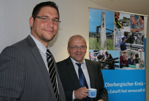 Auch Kevin Starkey und Ernst-Dieter Noreikat von der AOK Rheinland/Hamburg in Gummersbach unterstützen das Netzwerk Demenz (Foto:OBK) Auch Kevin Starkey und Ernst-Dieter Noreikat von der AOK Rheinland/Hamburg in Gummersbach unterstützen das Netzwerk Demenz (Foto:OBK)