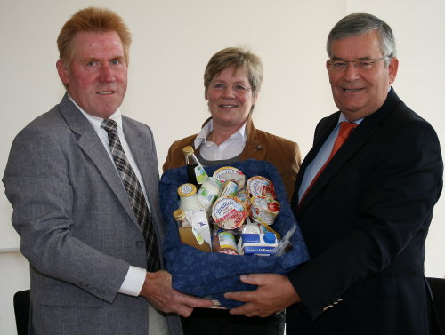 (v.l.nr.): Helmut Dresbach, Vorsitzender Kreisbauernschaft Oberberg; Mechthild Dörmbach, Vorsitzende der Landfrauen Oberberg und Landrat Hagen Jobi (Foto:OBK)