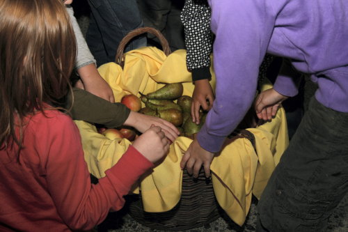 Der tägliche Griff in den Obstkorb: Schulalltag an der Förderschule Oberwiehl (Foto:OBK)