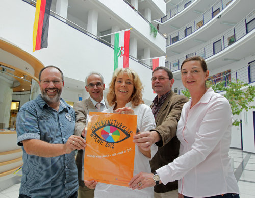 Gerd Wilden (Integrationsbeauftragter der Stadt Gummersbach), Dr. Christian Dickschen (Integrationsbeauftrager des Oberbergischen Kreises), Helma Tepin (Diakonie "An der Agger"), Michael Klinnert (Stadt Bergneustadt) und Gabriele Goldschmidt (Leiterin des Fachdienstes Integration und Migration der Caritas und Leiterin Organisationsteam Interkulturelle Woche) freuen sich auf eine bunte Veranstaltungswoche. (Foto: OBK) 