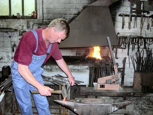 Udo Ristau vermittelt Grundtechniken des Schmiedens (Foto: OBK)