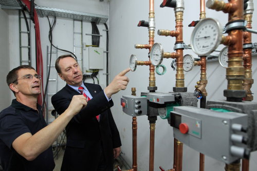 Energieberater Michael Hans (Fa. Hans, Wiehl) informiert Kreisdirektor Jochen Hagt über den Einsatz moderner Heizsysteme im neuen Schlosskomplex (Foto:OBK) Energieberater Michael Hans (Fa. Hans, Wiehl) informiert Kreisdirektor Jochen Hagt über den Einsatz moderner Heizsysteme im neuen Schlosskomplex (Foto:OBK)