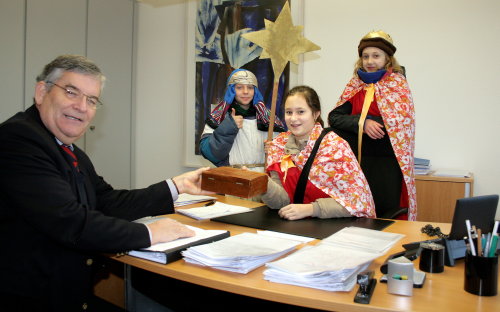 Der Schreibtisch des Landrates wird von den Sternsinger eingenommen. (Foto: OBK)