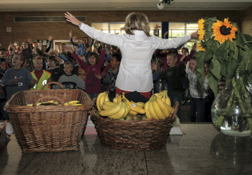 Spaß an gesunder Ernährung und Bewegung: Schulleiterin Marita Gröbner motiviert alle mitzumachen (Foto:OBK) Spaß an gesunder Ernährung und Bewegung: Schulleiterin Marita Gröbner motiviert alle mitzumachen (Foto:OBK)