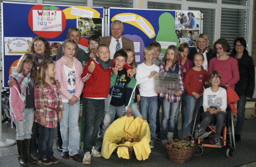 Kreisverwaltung (Anke Koester und Dr. Jorg Nürmberger) und Schulleitung (Marita Gröbner) konnten sich am Weltkindertag mit den Schulklassen über den Gesundheitspreis freuen (Foto:OBK) 