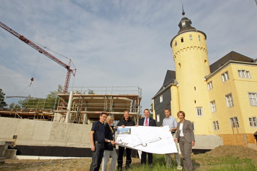 Kreisdirektor Jochen Hagt spricht mit oberbergischen Unternehmern über den Baufortschritt auf Schloss Homburg: (v.l.n.r.) Michael Hans (Fa. Hans, Wiehl), Gabriele Keil-Riegert, Leiterin des Amtes für Immobilienwirtschaft und Infrastruktur; Stefan Kapp (Fa. Thiedecke, Wiehl), Kreisdirektor Jochen Hagt, Thomas Weschenbach (Bauunternehmung Weschenbach, Morsbach); Museumsdirektorin Gudrun Sievers-Flägel (Foto:OBK)    