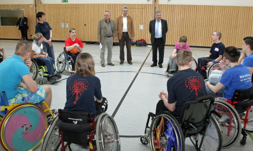 Landrat Hagen Jobi zeigte sich beeindruckt über so viel Eifer und Sportlichkeit. (Foto: OBK)