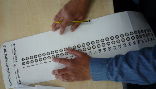 Stimmzettelschablonen für Blinde und Sehbehinderte. (Foto: OBK)