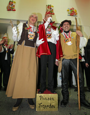 Das deftige Dreigestirn der Schönenbacher Dorfgemeinschaft: Prinz Thomas I., Jungfrau Fabienne und Bauer Slobo.(Foto:OBK) Das deftige Dreigestirn der Schönenbacher Dorfgemeinschaft: Prinz Thomas I., Jungfrau Fabienne und Bauer Slobo.(Foto:OBK)