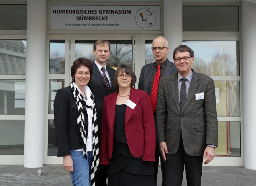 Achim Eckstein (h.v.li.), Paul Eschmann und Thomas Knechtges sowie Christiane Andrich (v.v.li.) und Gabriele Hufgard stellen das Projekt "Vielfalt fördern" für die oberbergischen Schulen vor. (Foto: OBK)