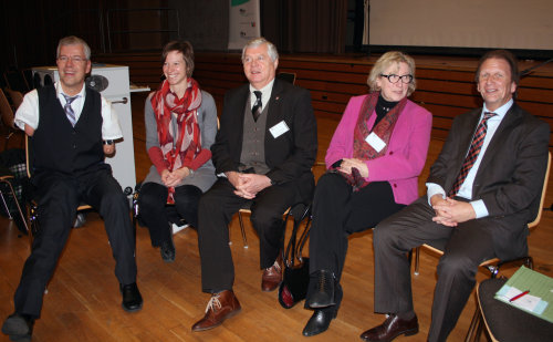 Angeregter Austausch zum Thema Inklusion (v.l.n.r.): Pfarrer Rainer Schmidt; Susanne Schlichtmann, Vors. "Elterninitiative für das besondere Kind"; Sozialdezernent Dr. Jorg Nürmberger; Schulamtsdirektorin Ursula Barth; Ulrich Wontorra, Dezernent des LVR (Foto: OBK)    