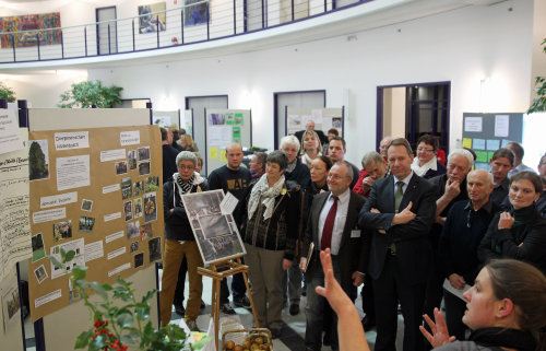 Teilnehmerinnen und Teilnehmer informieren sich auf dem Markt der Möglichkeiten. (Foto: OBK)