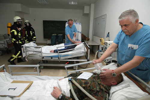Die Patienten im werden betreut und dann dem Rettungsdienst übergeben. (Foto: OBK)