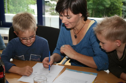 Melanie Prystaw unterstützt ihre Kinder bei den kniffligen Aufgaben (Foto:OBK)    