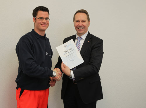 Der Kreisdirektor Jochen Hagt überreicht Christian Jens Diepenseifen die Bestellungsurkunde zum Leitenden Notarzt. (Foto: OBK) Der Kreisdirektor Jochen Hagt überreicht Christian Jens Diepenseifen die Bestellungsurkunde zum Leitenden Notarzt. (Foto: OBK)