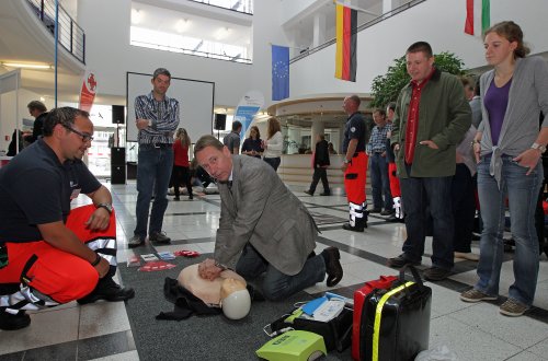 Kreisdirektor Jochen Hagt frischte seine Kenntnisse zur Wiederbelebung nochmals auf. (Foto: OBK)