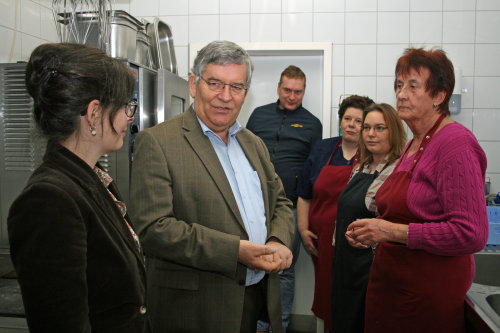 v.l.n.r.: Sylvia Asmussen, Weitblick-Initiative und Landrat Hagen Jobi bedanken sich bei den ehrenamtlichen Helfern des Küchenteams (Foto:OBK)