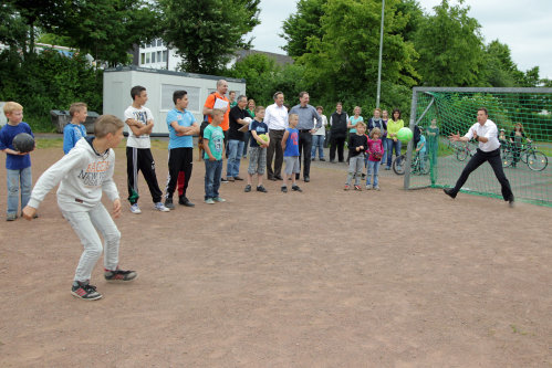 Ralf Schmallenbach stellt sich den jugendlichen Elfmeter-Schützen. (Foto: OBK)