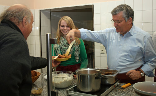Thekendienst an der Oberbergischen Tafel: Landrat Hagen Jobi und die Auszubildende Katharina Czolbe unterstützten das Küchenteam bei der Essenausgabe (Foto:OBK) 