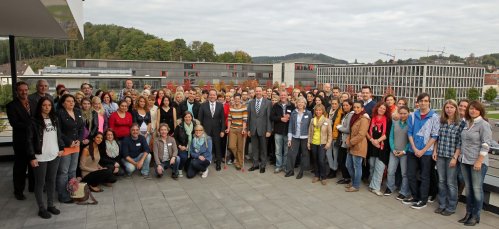 Kreisdirektor Jochen Hagt und Kreisdezernent Klaus Grootens begrüßten die neuen Auszubildenden in der AGewiS (Foto: OBK)