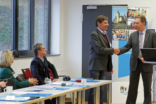 Kreisdirektor Jochen Hagt bedankt sich bei Michael Goedeke, 1. Vorsitzender Bundesnetzwerk Schule-Ausbildung e.V. (Foto:OBK) Kreisdirektor Jochen Hagt bedankt sich bei Michael Goedeke, 1. Vorsitzender Bundesnetzwerk Schule-Ausbildung e.V. (Foto:OBK)