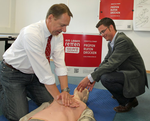 Kreisdirektor Jochen Hagt übt einfache Maßnahmen zur Wiederbelebung, unterstützt durch den Leitenden Notarzt Christian Diepenseifen (Foto:OBK) Kreisdirektor Jochen Hagt übt einfache Maßnahmen zur Wiederbelebung, unterstützt durch den Leitenden Notarzt Christian Diepenseifen (Foto:OBK)