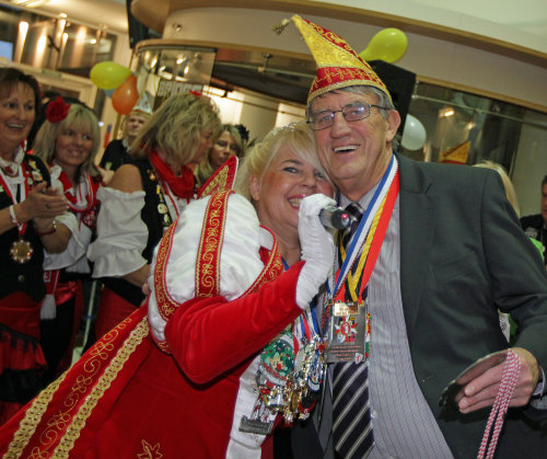 Prinzessin Manuela vom Ründerother Karnevalsverein schunkelte mit dem stellvertretenden Landrat, Prof. Dr. Friedrich Wilke.(Foto: OBK)