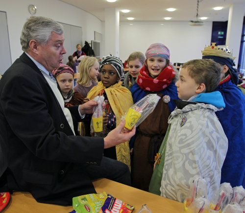 Der Gesundheitsdezernent Dr. Jorg Nürmberger verteilte nach der süßen Stärkung an jeden Sternsinger einen Zahnputzbecher. (Foto: OBK)