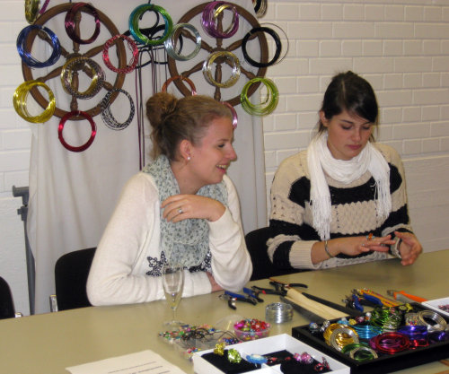 Im Creativ-Café kann auch individueller Schmuck hergestellt werden (Foto:OBK) 