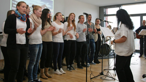 12.- Klässler des Beruflichen Gymnasiums Sozialwesen brachten gute Stimmung mit ihrer Version von "Summer Paradise"(Foto:OBK) 