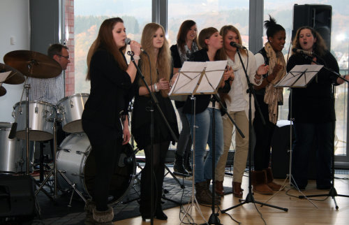 Die Schulband wagte sich gekonnt an starke Musikstücke, wie "Rolling in the Deep" von Adele (Foto:OBK) Die Schulband wagte sich gekonnt an starke Musikstücke, wie "Rolling in the Deep" von Adele (Foto:OBK)