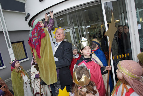 Am Eingang brachten die Sternsinger den Segensspruch an. (Foto: OBK)