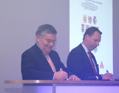 Landrat Hagen Jobi und Kreisdirektor Jochen Hagt unterzeichnen die Charta Gewerbe- und Industrieflächen Oberberg (Foto: OBK)