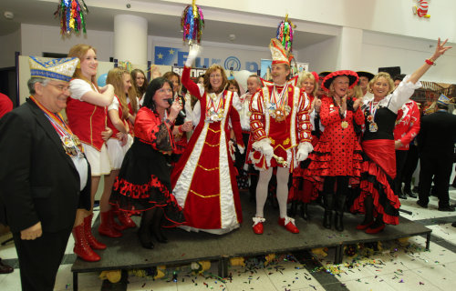 Stimmungskanonen der KPG Eckenhagen um Prinz Friedel I. und Prinzessin Heike.(Foto: OBK)