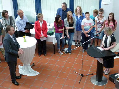Kreisdirektor Jochen Hagt (l.)und Schulamtsdirektorin Ulla Barth (r.)würdigten die erfolgreiche Arbeit der Schulen (Foto:OBK) 