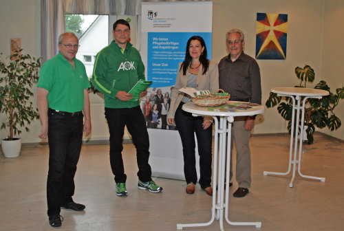 In Waldbröl/Hermesdorf wurden nachmittags Interessierte von der AOK und von Carmen Munoz-Berz (Pflegeberaterin in der Stadt Waldbröl) beraten. (Foto: OBK) In Waldbröl/Hermesdorf wurden nachmittags Interessierte von der AOK und von Carmen Munoz-Berz (Pflegeberaterin in der Stadt Waldbröl) beraten. (Foto: OBK)