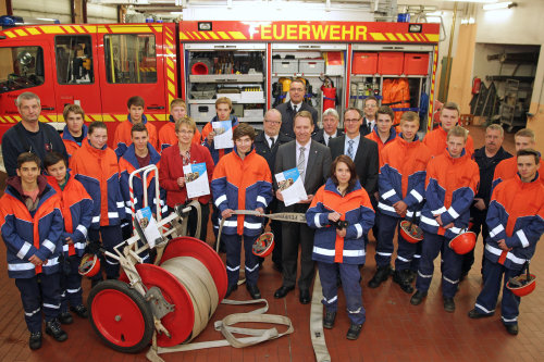 Umgeben der Jugendfeuerwehr stellte der Kreisdirektor Jochen Hagt den Beitrag zur Kreisentwicklung vor. (Foto: OBK) Umgeben der Jugendfeuerwehr stellte der Kreisdirektor Jochen Hagt den Beitrag zur Kreisentwicklung vor. (Foto: OBK)