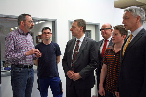 (v.l.n.r) Inhaber Udo Stamm; Benjamin Stamm; Kreisdirektor Jochen Hagt, KIO-Geschäftsführer Wilfried Holberg; Phillip Schumacher und Stefan Berz, Koordinator "Sport als Brücke" (Foto:OBK) (v.l.n.r) Inhaber Udo Stamm; Benjamin Stamm; Kreisdirektor Jochen Hagt, KIO-Geschäftsführer Wilfried Holberg; Phillip Schumacher und Stefan Berz, Koordinator "Sport als Brücke" (Foto:OBK)