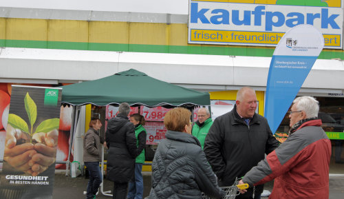 Das Info-Mobil Pflege berät die Bürger vor Ort. (Foto: OBK)