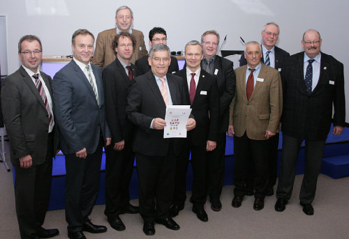 Landrat Hagen Jobi präsentiert gemeinsam mit den oberbergischen Bürgermeistern die unterzeichnete Charta (Foto:OBK) 