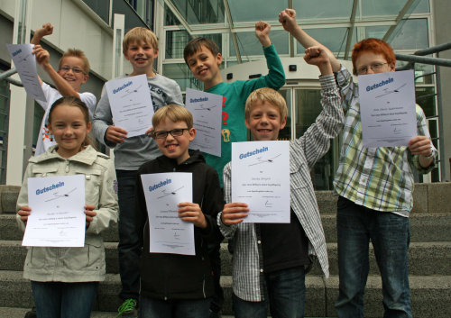 Die Grundschüler freuen sich über Gutscheine für Rundflüge (Foto:OBK)